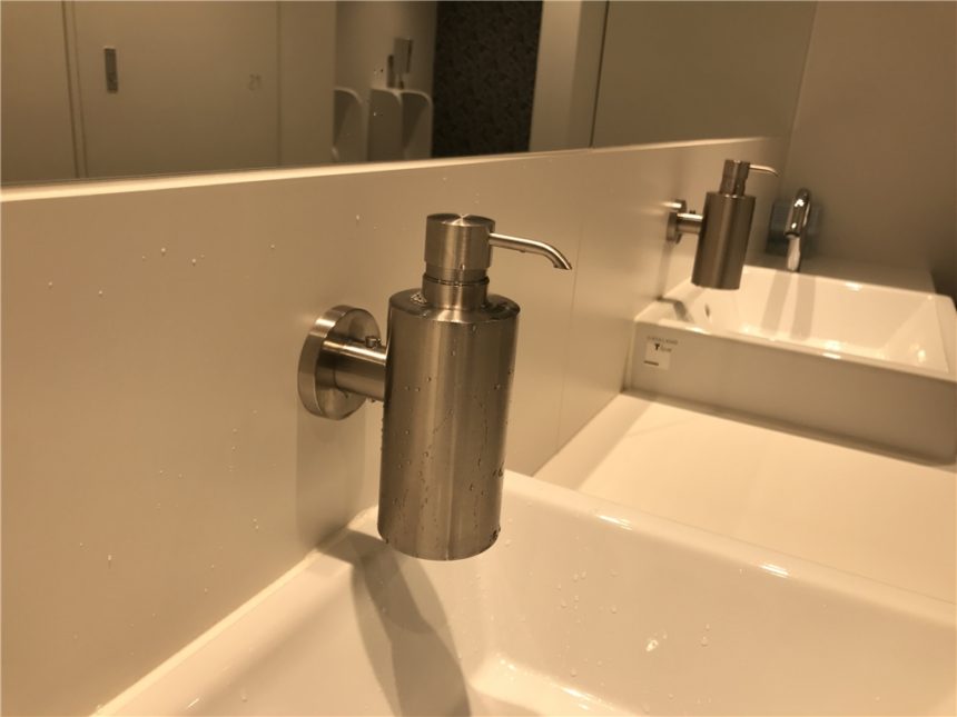 美術館など公共施設での採用実績のあるステンレス製ソープボトル　太田市美術館 トイレにZACKのステンレス製ソープディスペンサー採用
